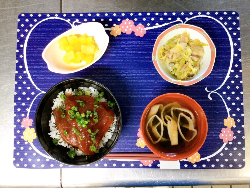 栄養課 選択食 マグロ丼 かつ丼