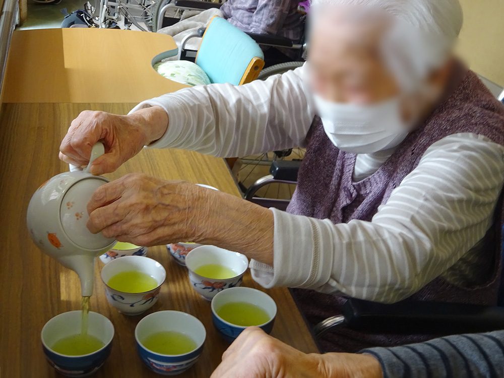 1F特養・ショートステイ 母の日 新茶の会