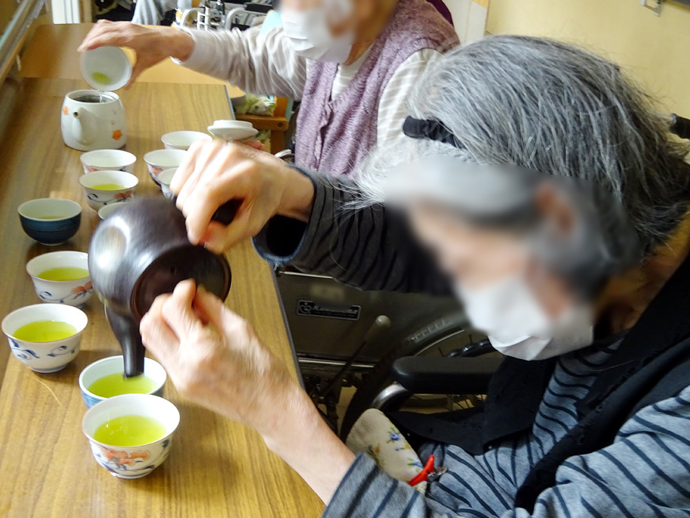 1F特養・ショートステイ 母の日 新茶の会