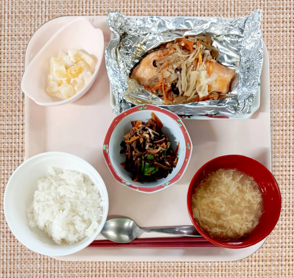 栄養課 選択食 秋鮭のホイル焼き または 牛丼