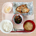 栄養課 選択食 秋鮭のホイル焼き または 牛丼