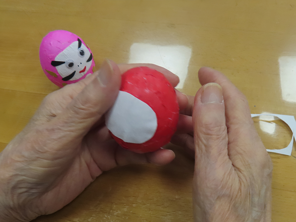 デイサービス もの作りレク「開運コロコロだるま」