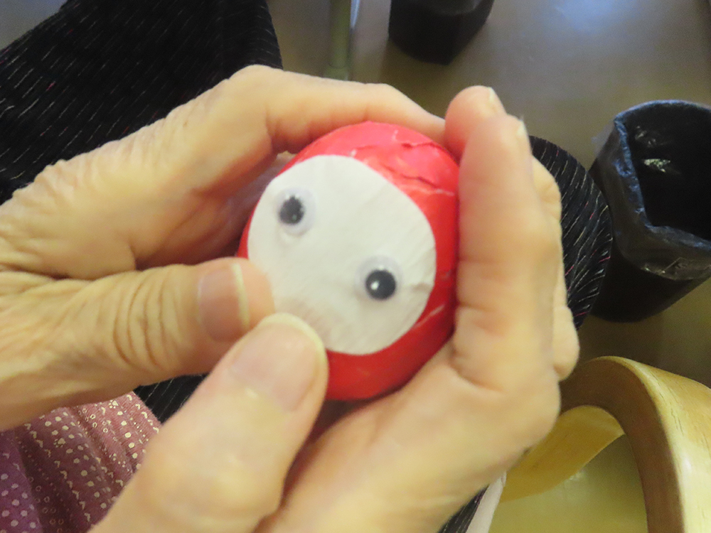 デイサービス もの作りレク「開運コロコロだるま」