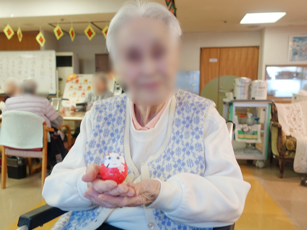 デイサービス もの作りレク「開運コロコロだるま」