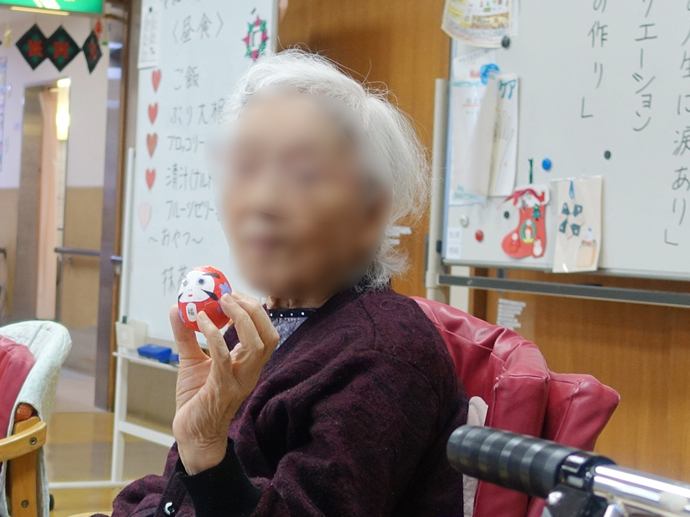 デイサービス もの作りレク「開運コロコロだるま」
