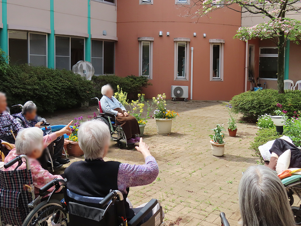 デイサービス 中庭でお茶会