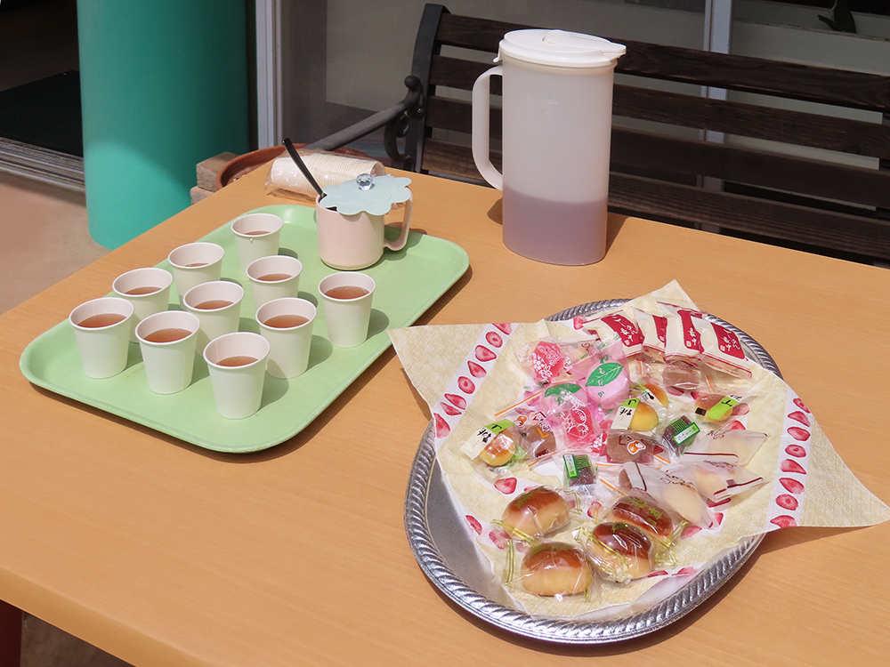 デイサービス 中庭でお茶会