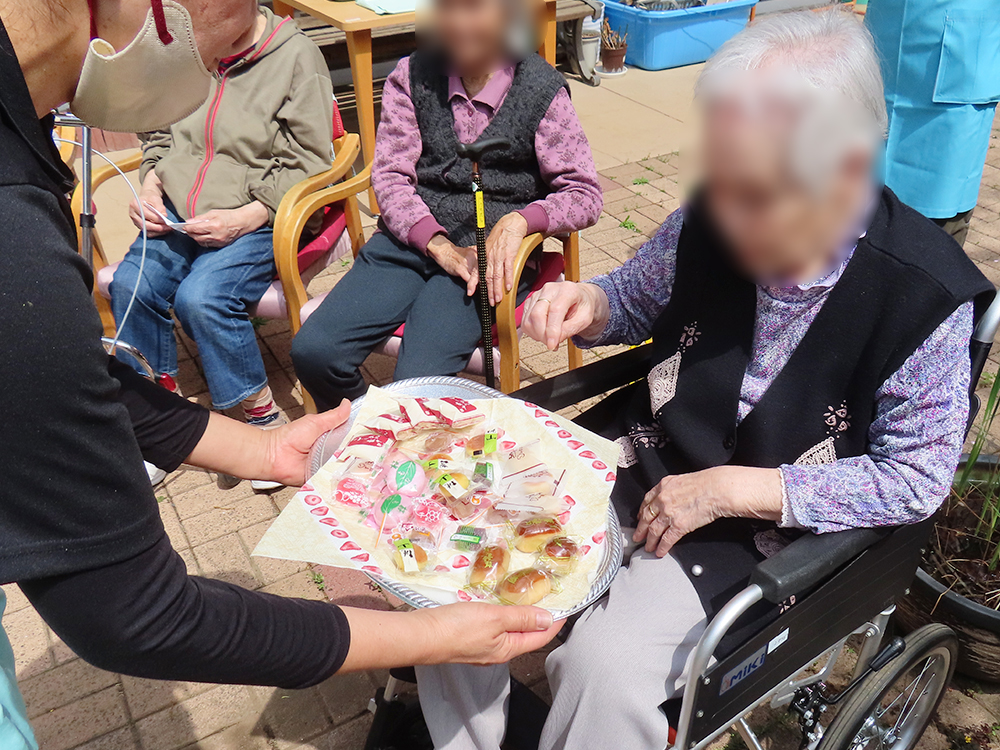 デイサービス 中庭でお茶会