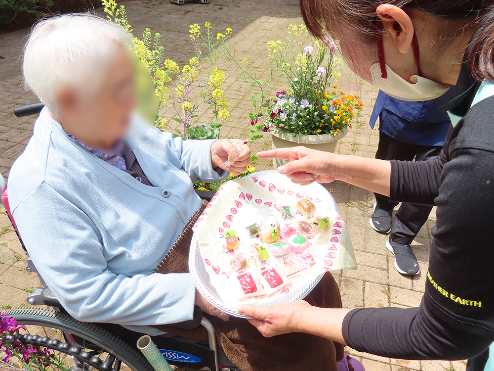 デイサービス 中庭でお茶会
