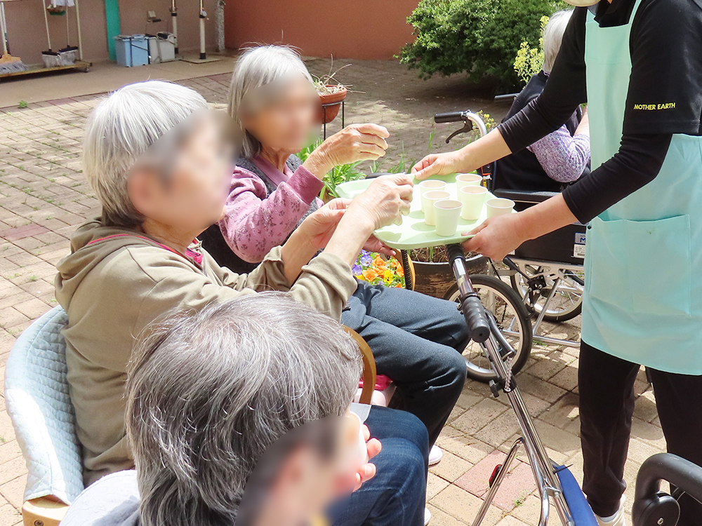デイサービス 中庭でお茶会