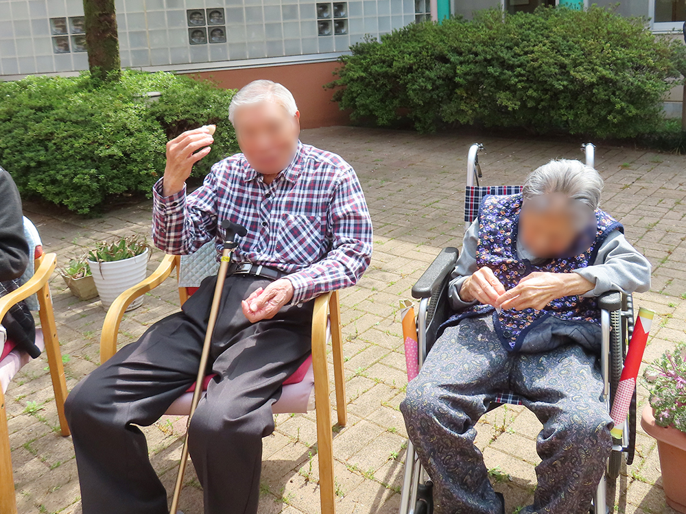 デイサービス 中庭でお茶会