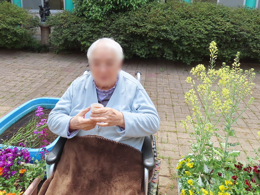 デイサービス 中庭でお茶会