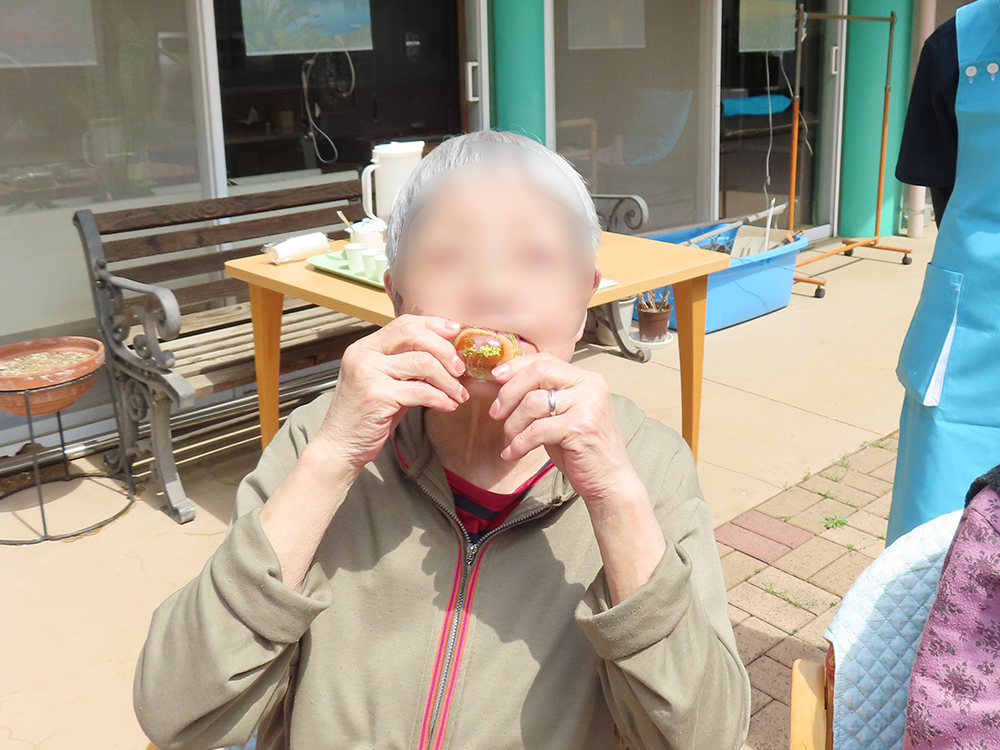 デイサービス 中庭でお茶会