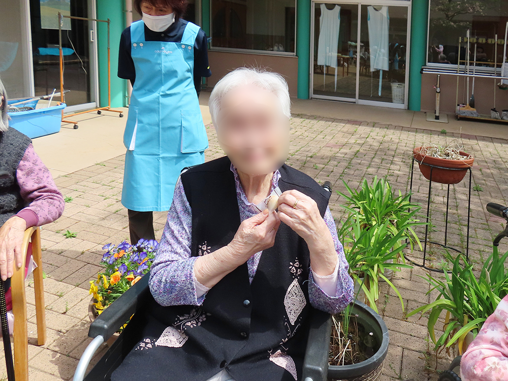 デイサービス 中庭でお茶会