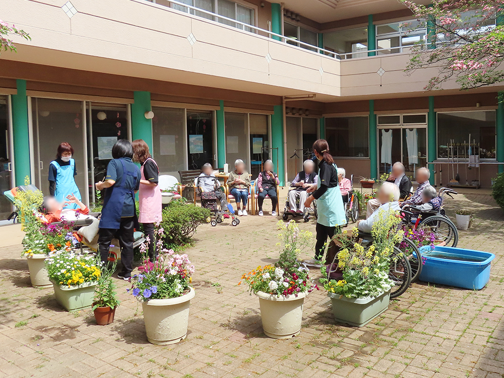 デイサービス 中庭でお茶会