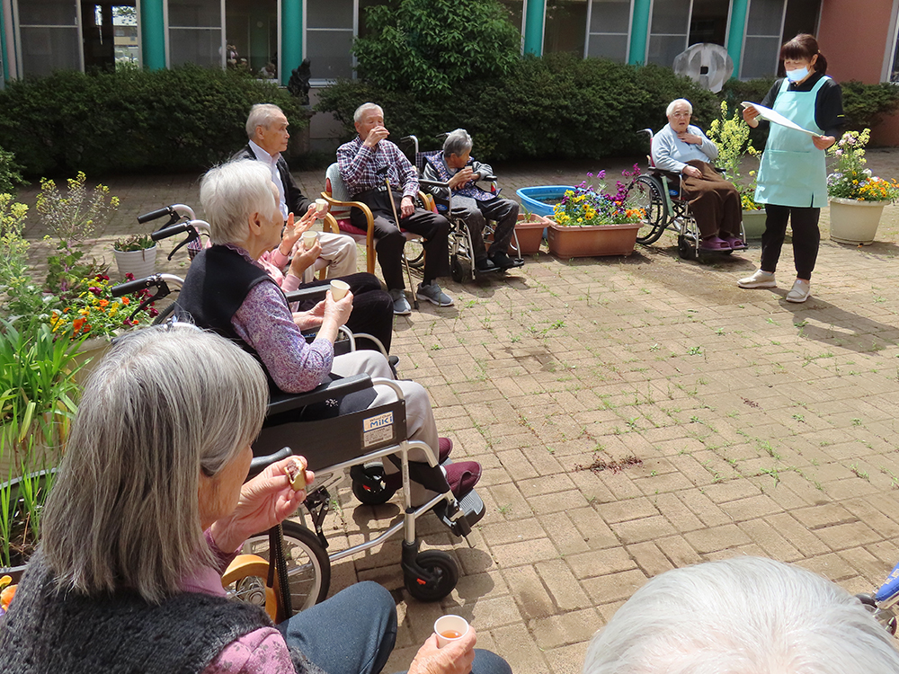 デイサービス 中庭でお茶会
