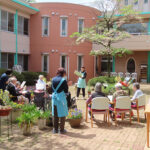 デイサービス 中庭でお茶会