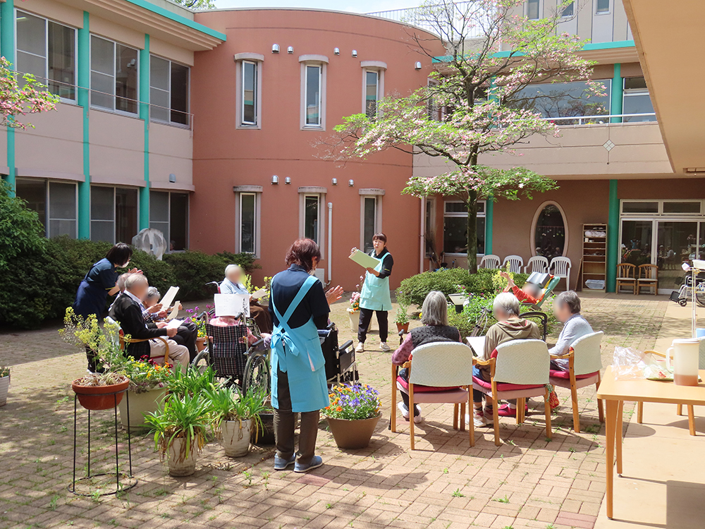 デイサービス 中庭でお茶会