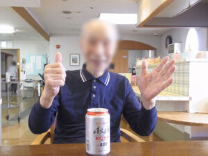 介護施設の入居者が笑顔でポーズをとっている生活風景